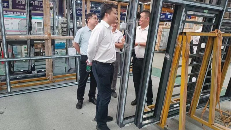 实木室内门性价比高的秘密：从选材到工艺的深度解析**